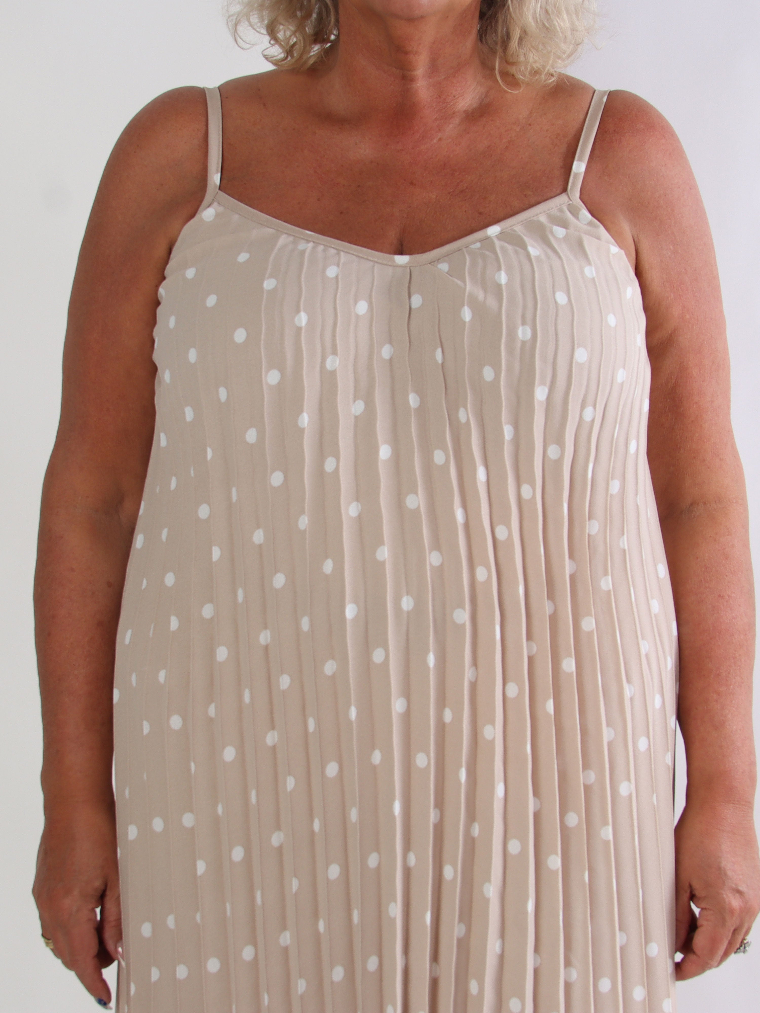 Nilsine - Lang prikket plus size stropkjole med plisseringer